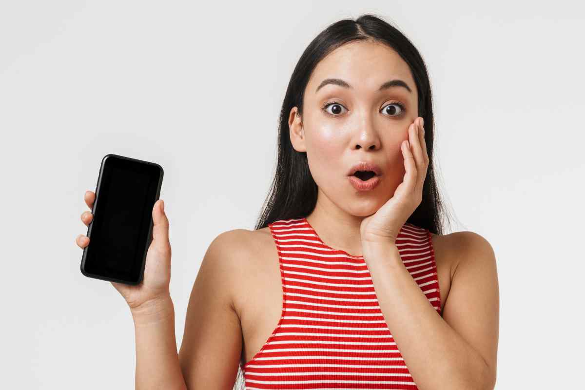 ragazza sorpresa dallo smartphone