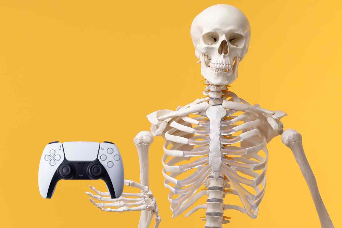 scheletro con in mano dualsense