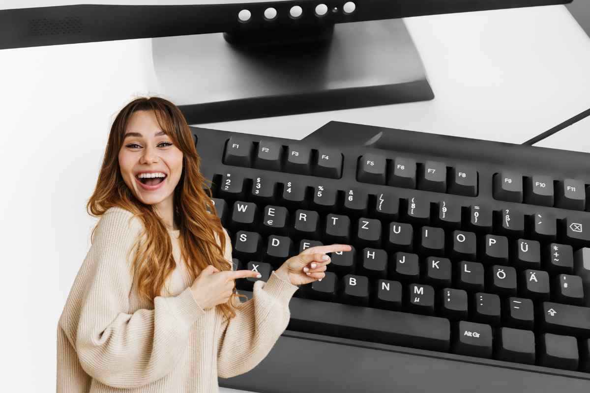 donna indica tastiera