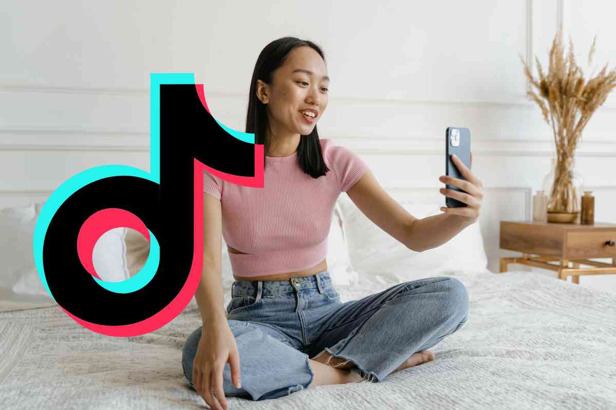 ragazza che si fa un selfie e logo tiktok