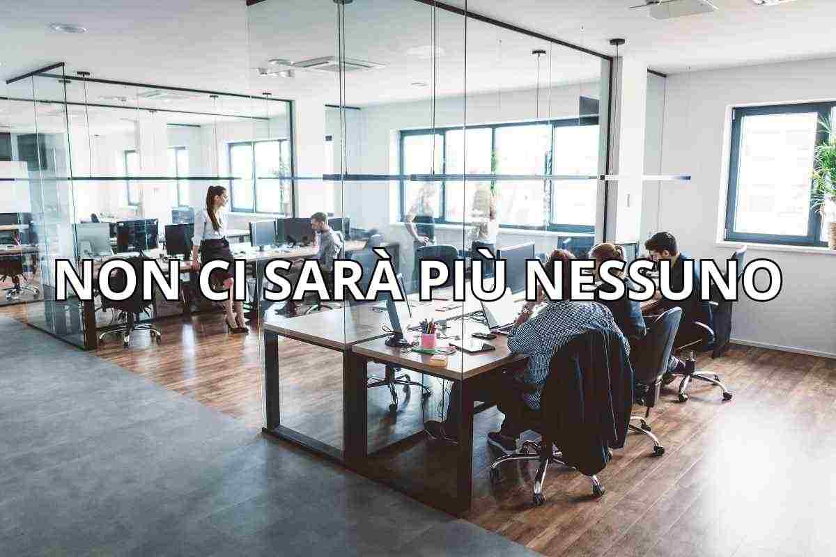 ufficio vuoto con scritta