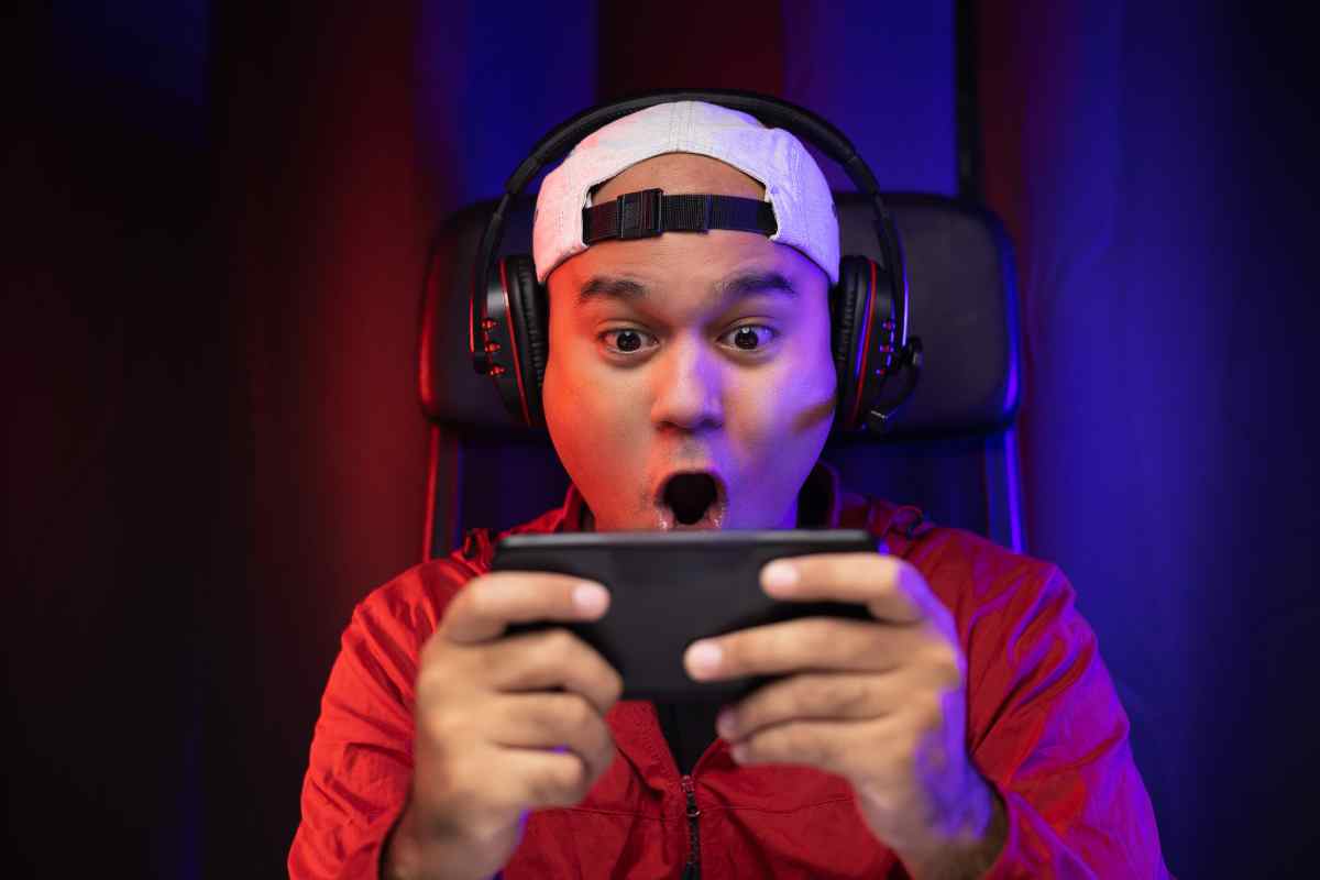 ragazzo sorpreso che gioca ai videogiochi