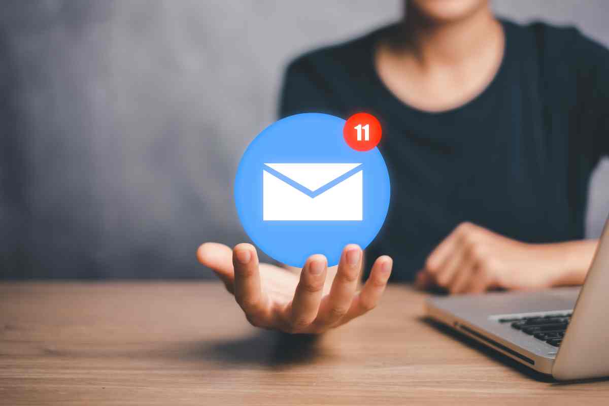 uomo che mostra l'icona di una mail