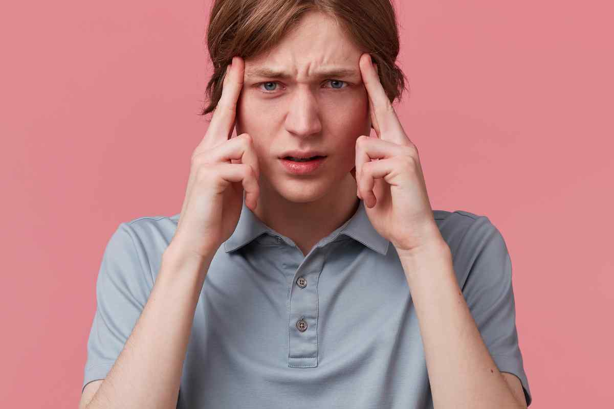 ragazzo che si tocca le tempie per ricordare