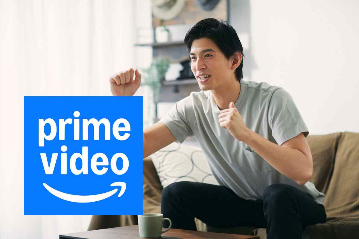 uomo guarda sport e logo amazon prime video