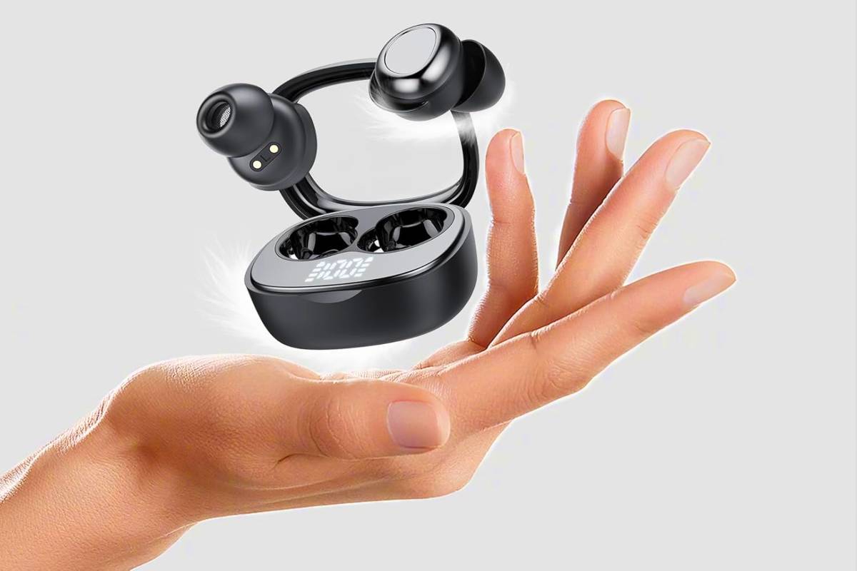 Cuffie in mano a un uomo