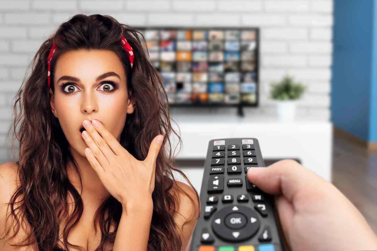 Donna con telecomando e TV