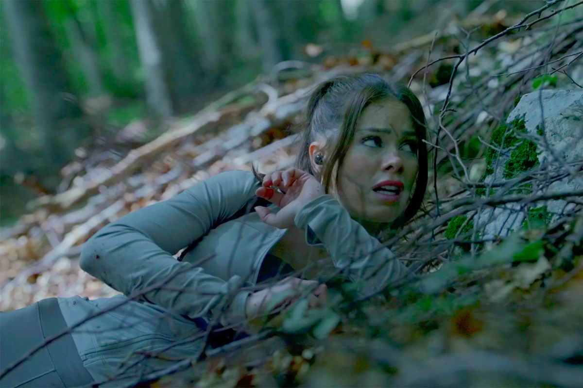 Donna in pericolo si nasconde