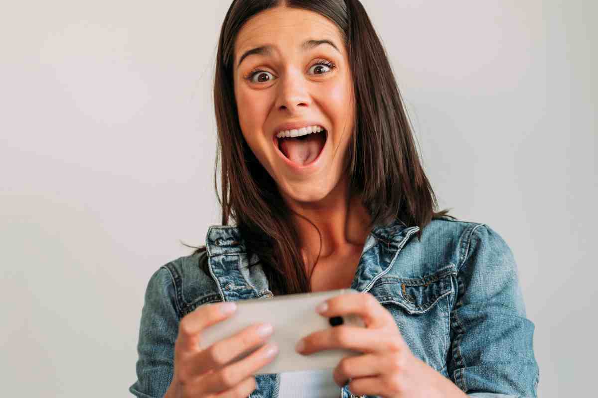 donna che guarda lo smartphone sorpresa