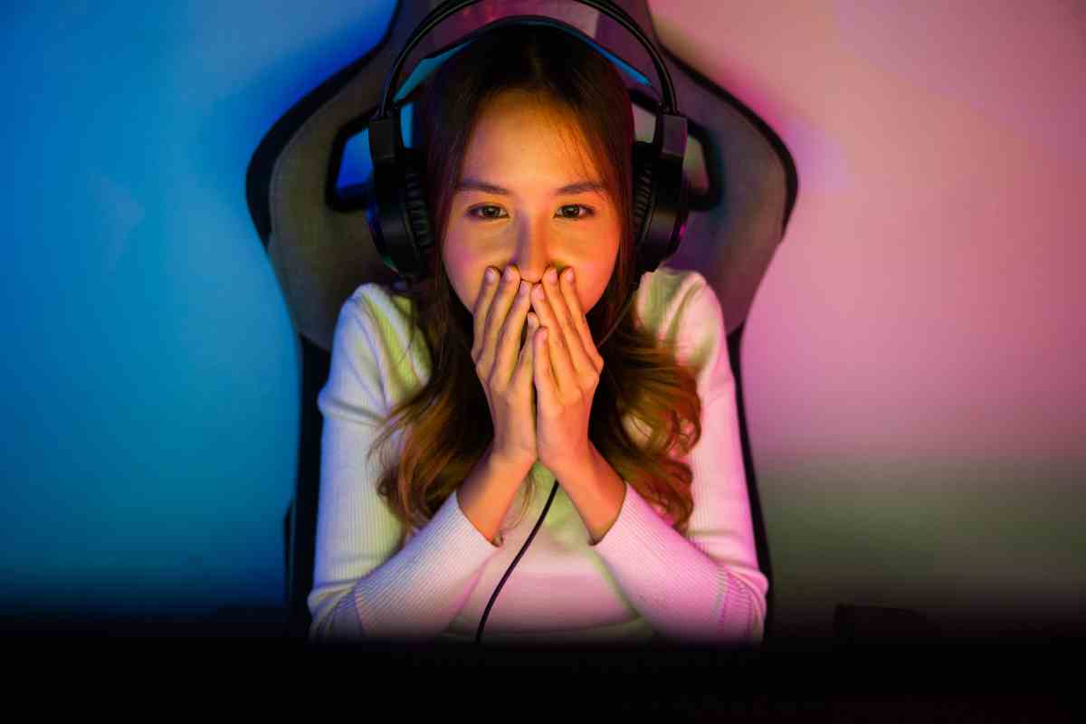 donna sorpresa da quello che c'è sullo schermo