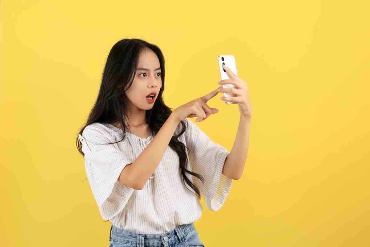 donna con telefono sorpresa