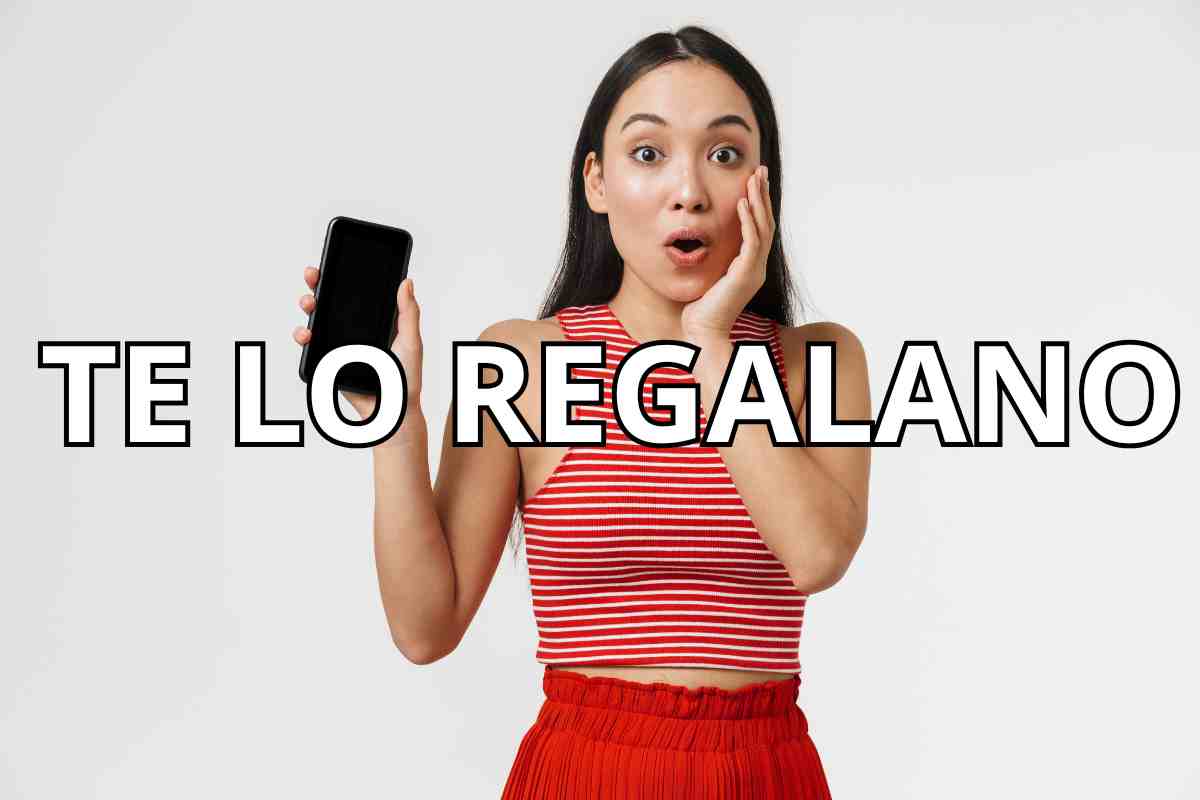 donna con smartphone sorpresa