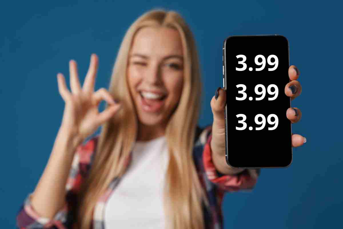 donna con telefono e scritta 3.99
