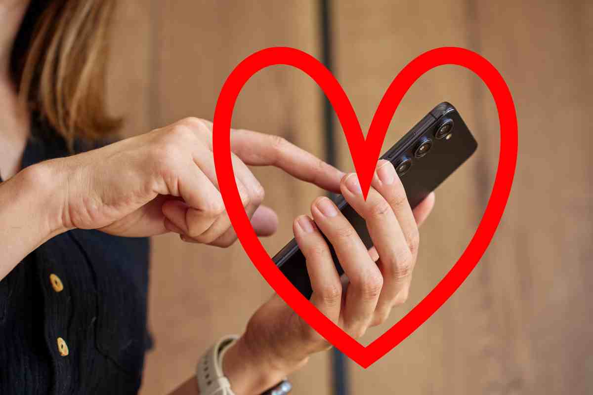 donna con smartphone e cuore