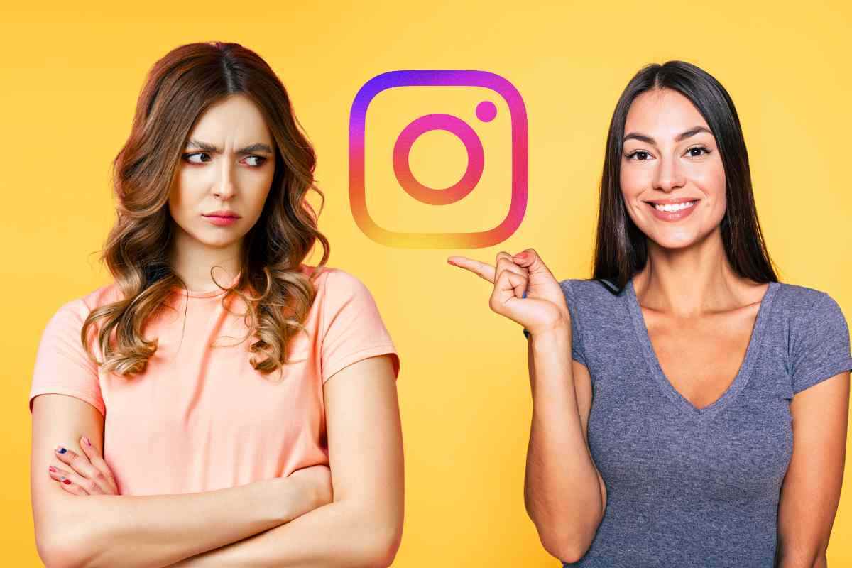 donna arrabbiata e donna contenta che guardano icona di instagram