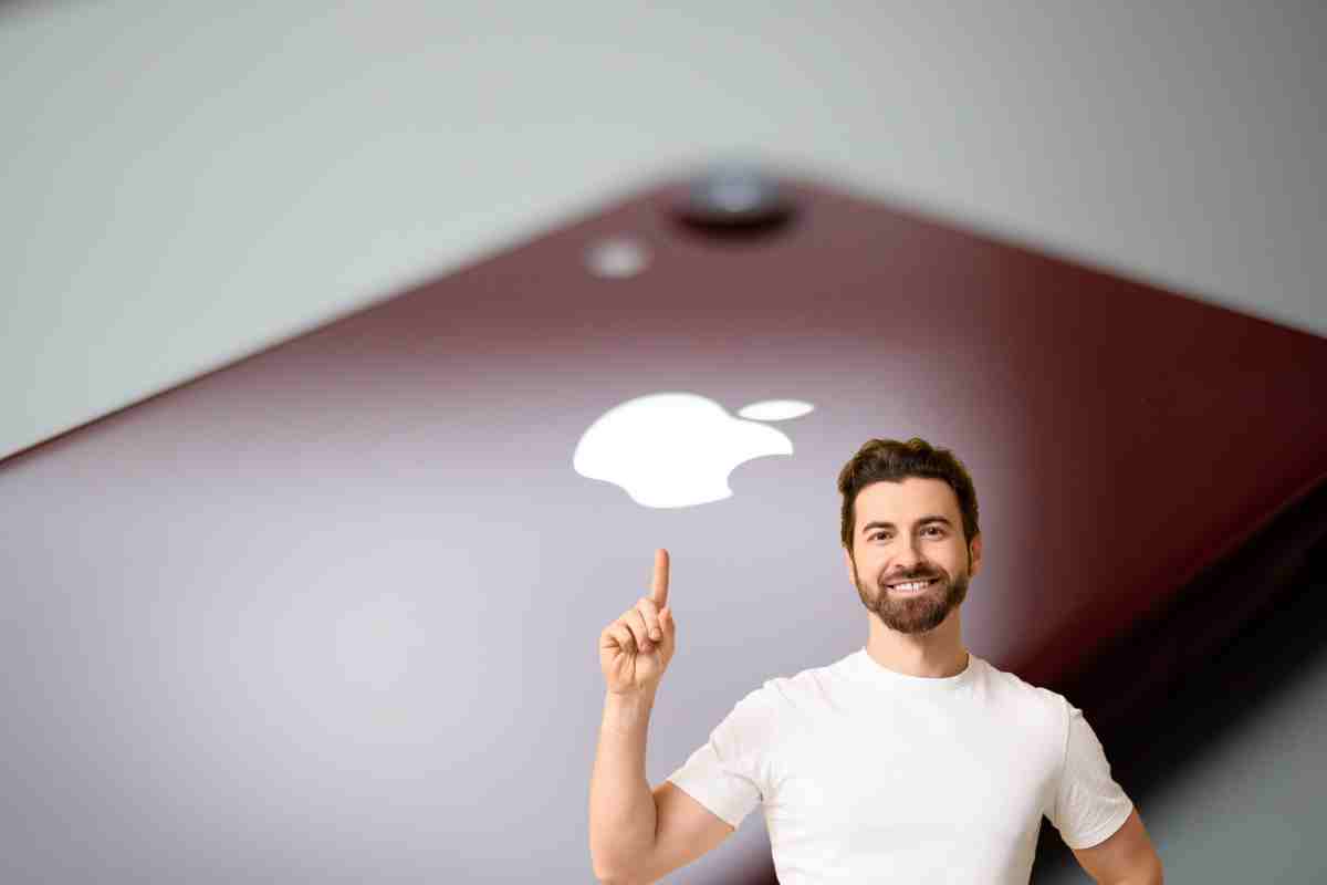 uomo che indica logo apple su un iphone