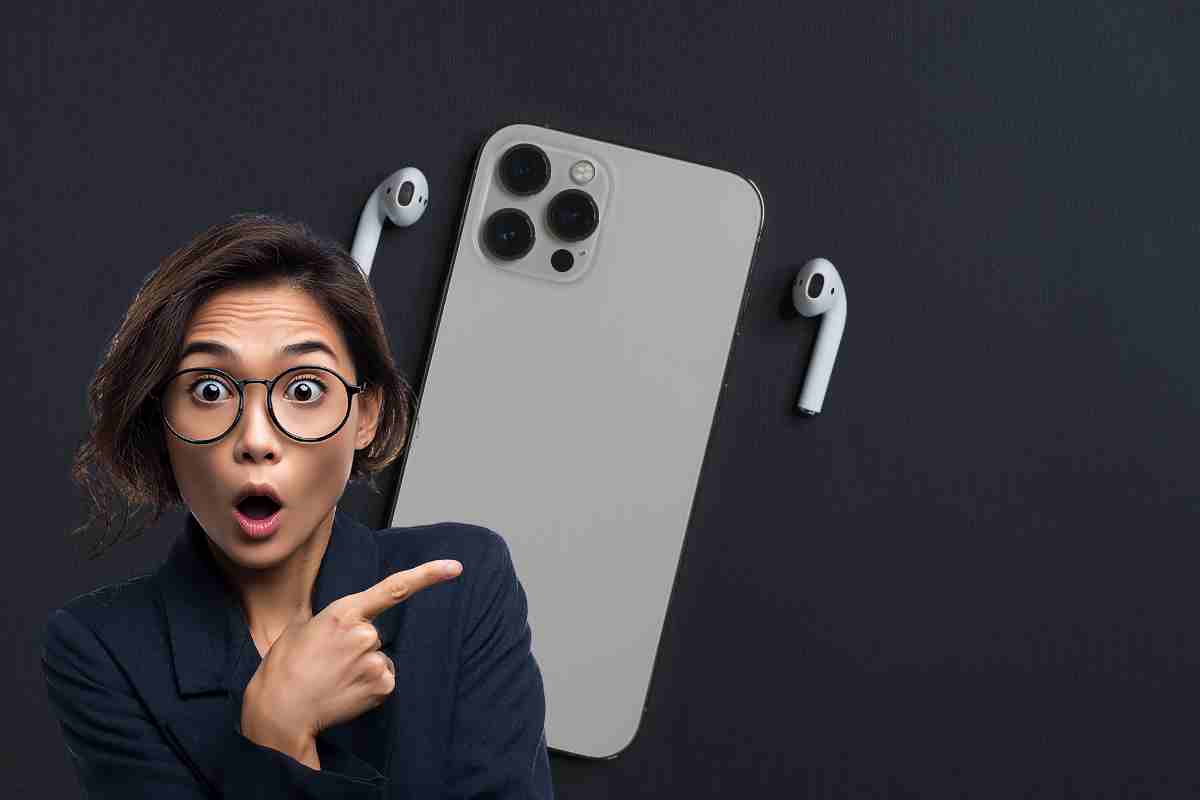 donna che indica iphone