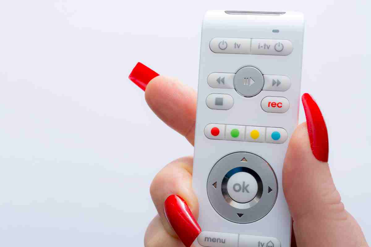 man odi donna con telecomando