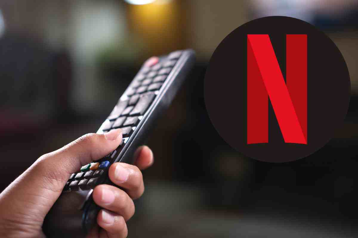 mano e telecomando con logo netflix