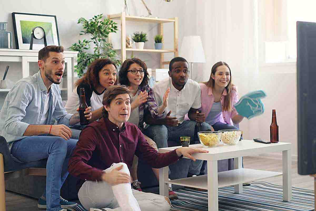 gente che guarda lo sport in tv