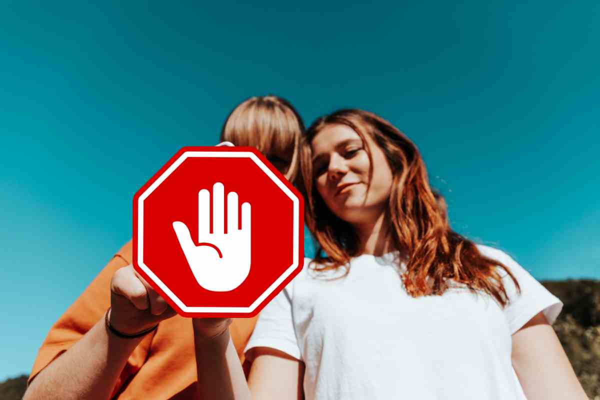 persone con telefono e simbolo dello stop