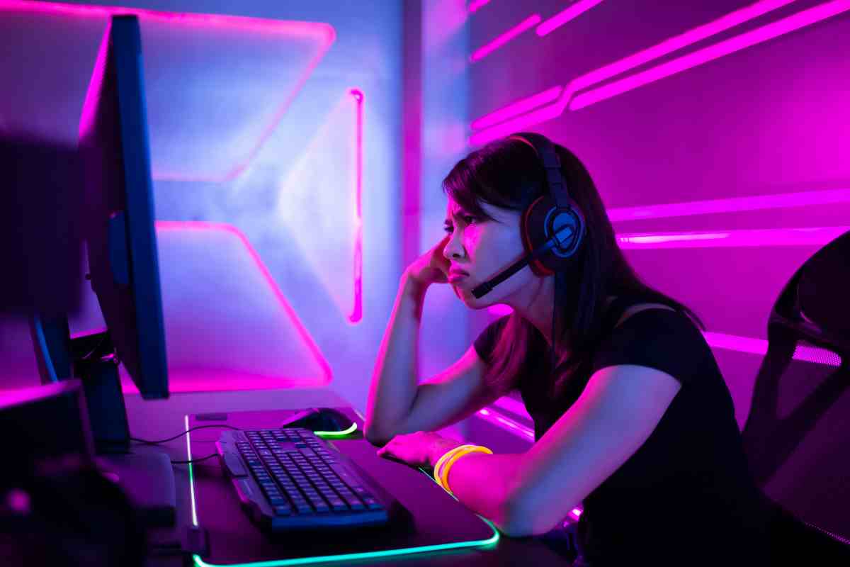 ragazza triste al pc