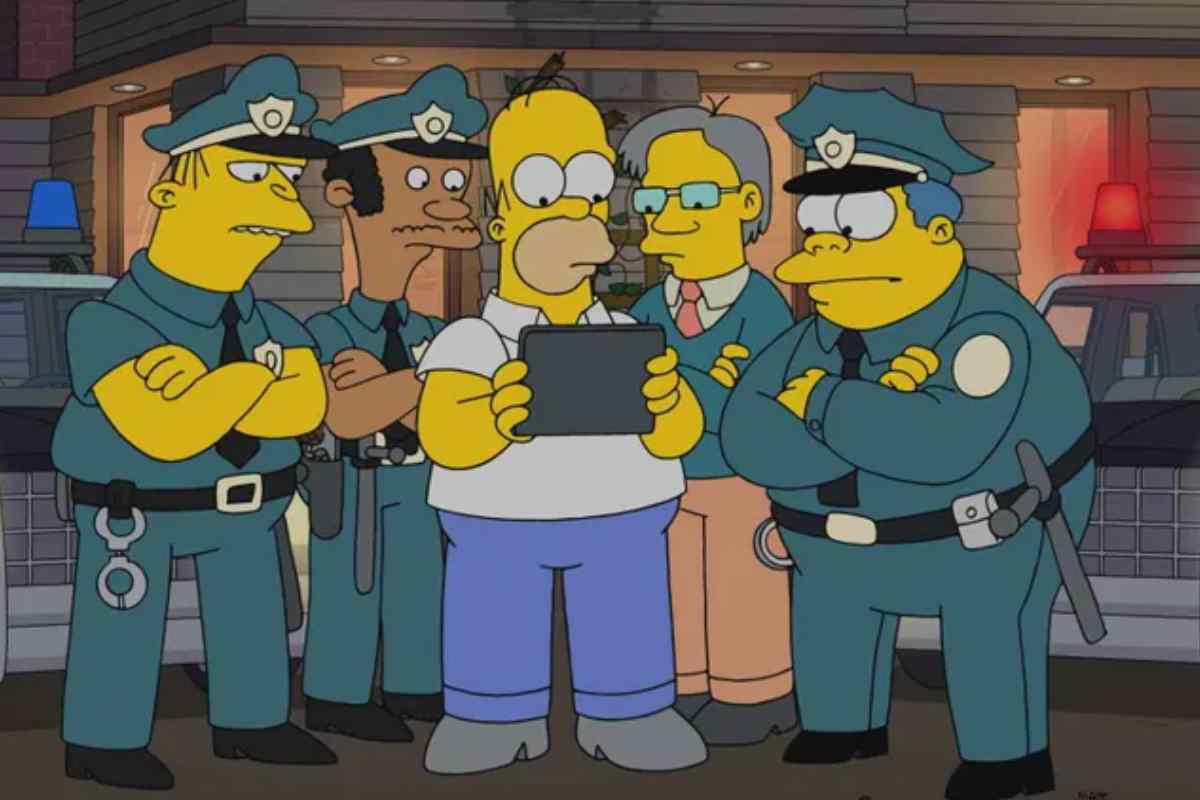 homer e i poliziotti guardano qualcosa su un tablet