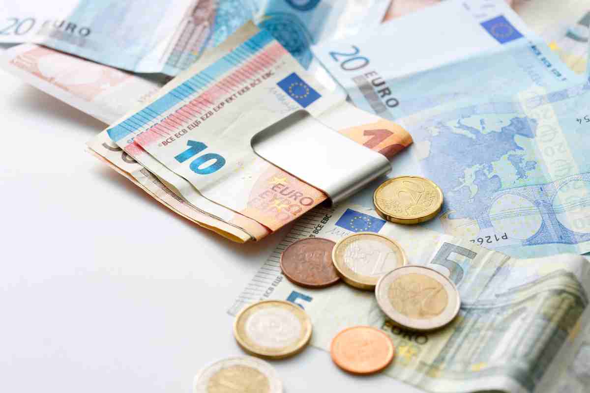 soldi euro su un tavolo