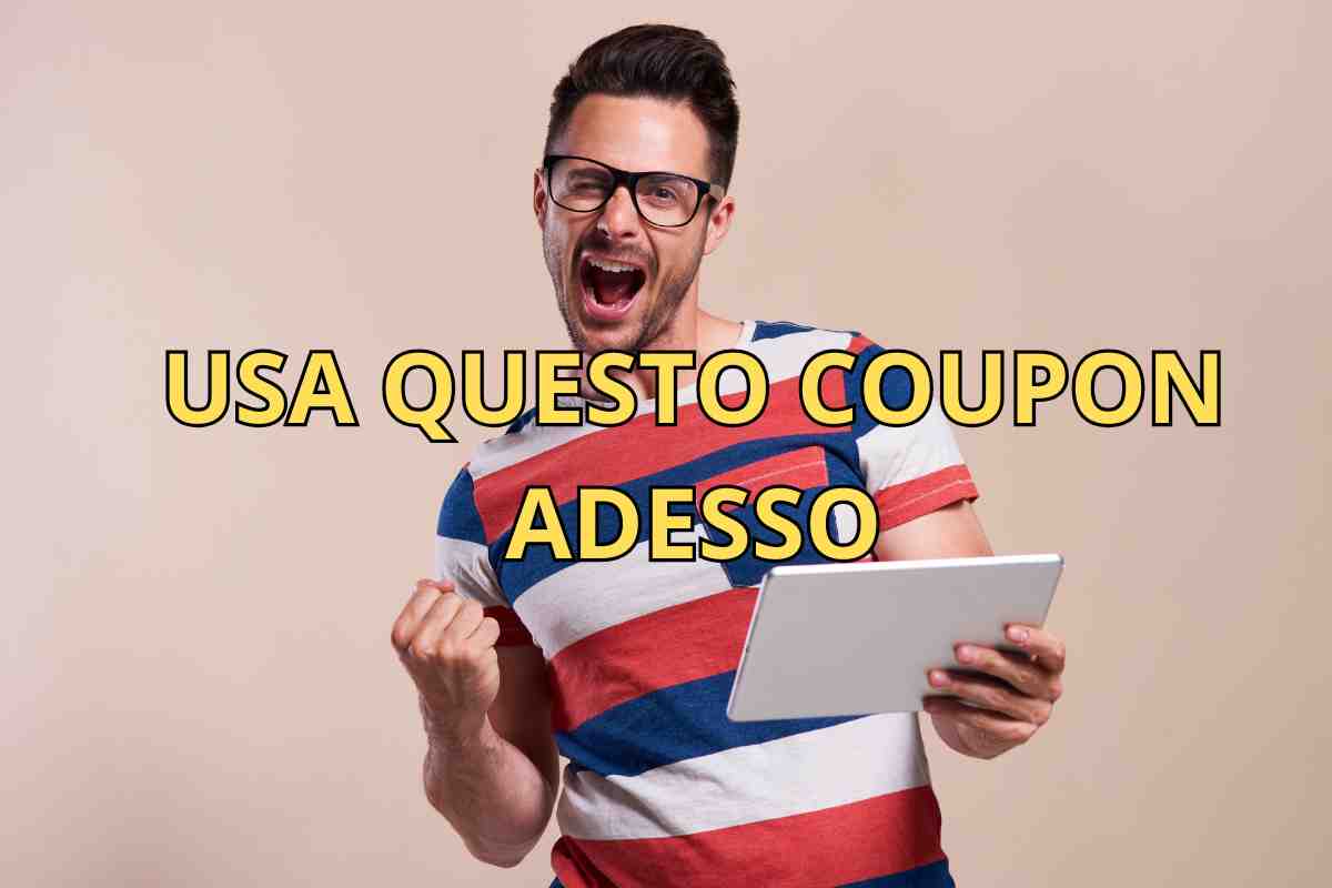 uomo contento con tablet