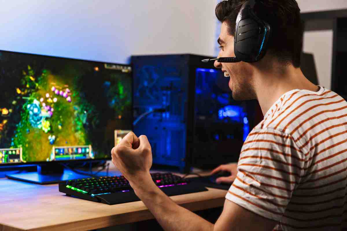 uomo che gioca ai videogiochi