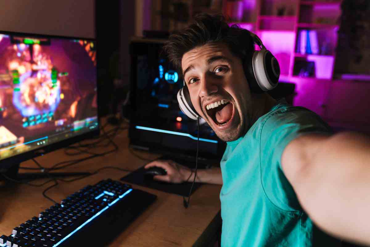 uomo gioca videogiochi