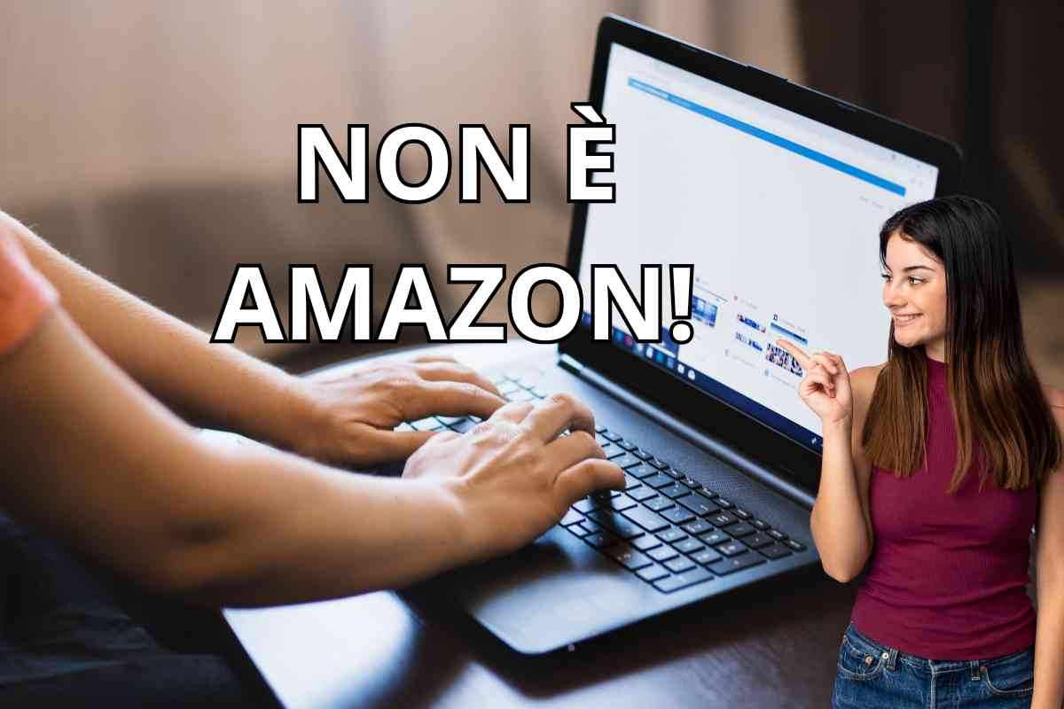 mani al pc e scritta con donna che indica