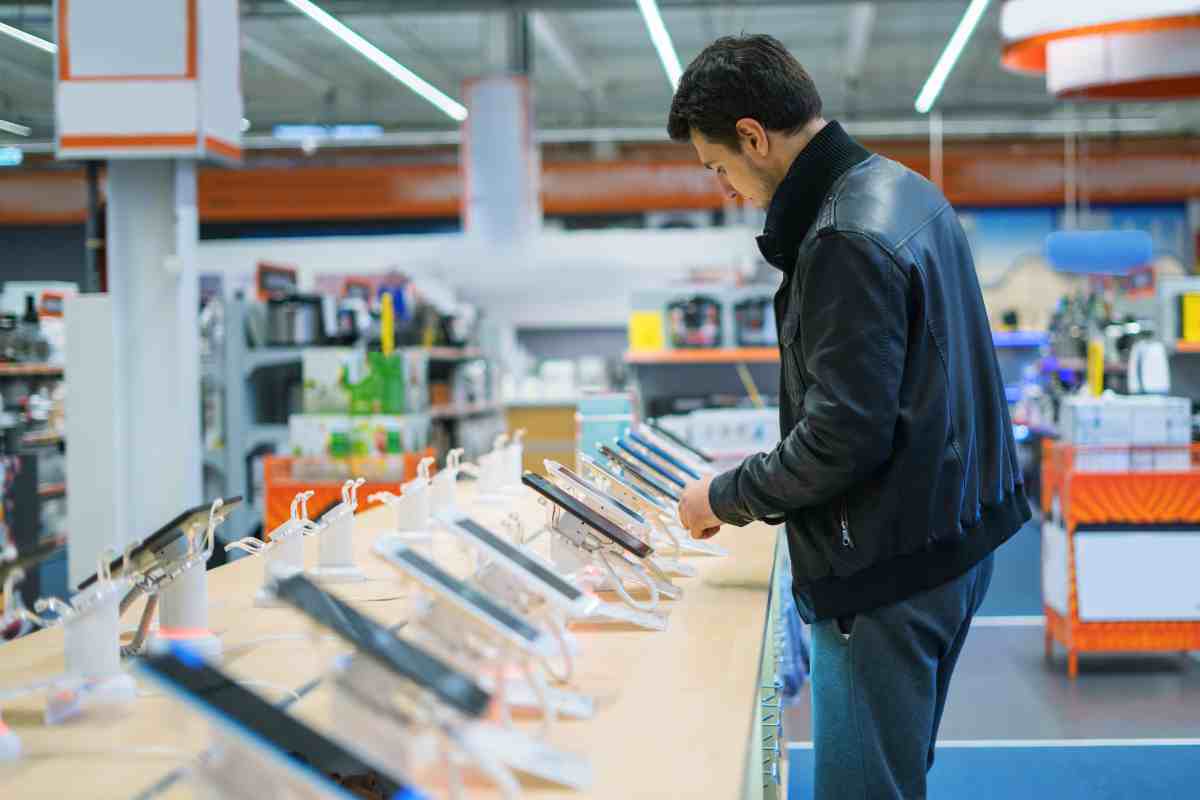 uomo in negozio di telefonia
