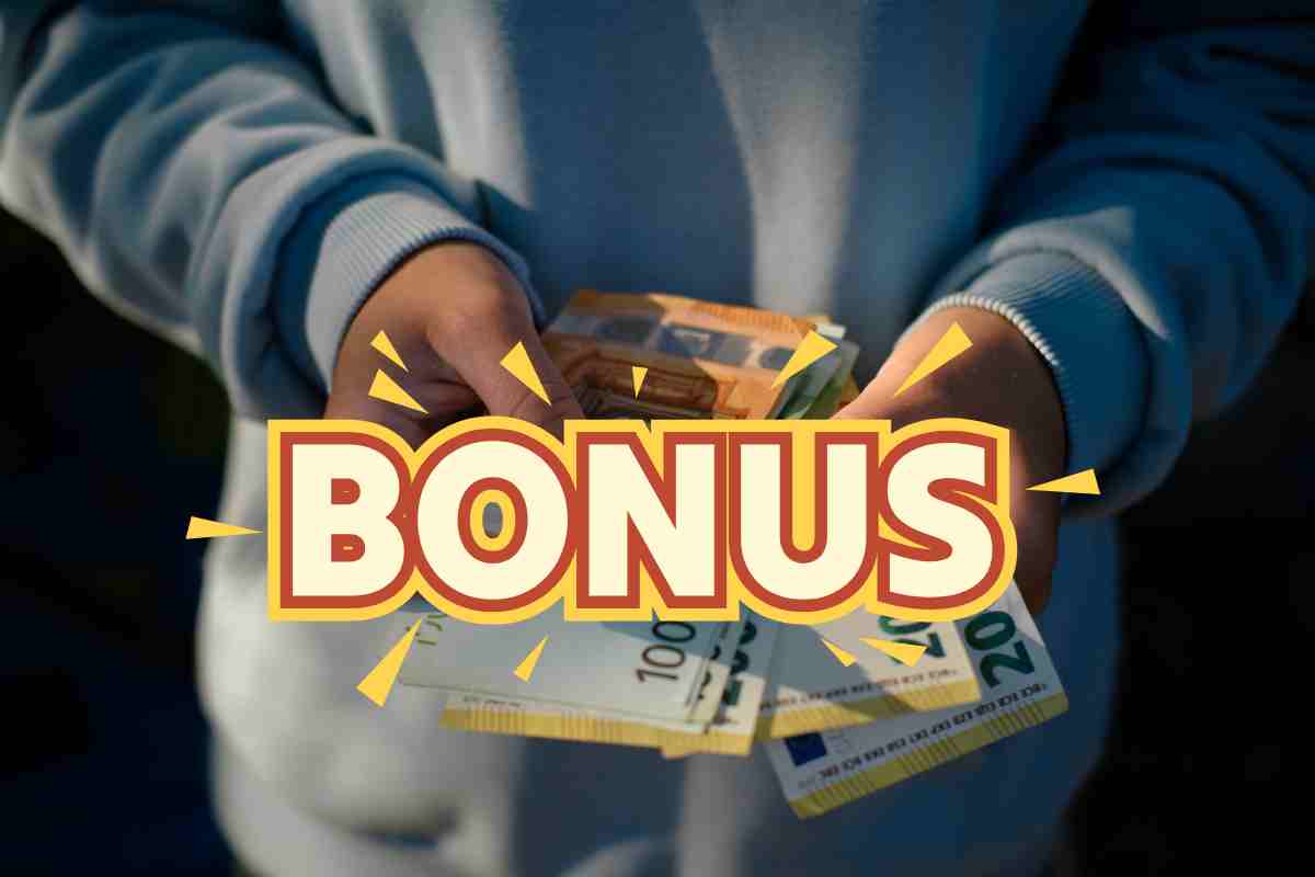 uomo che conta soldi e scritta bonus