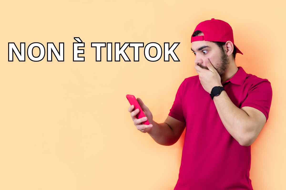 uomo sorpreso con telefonino in mano