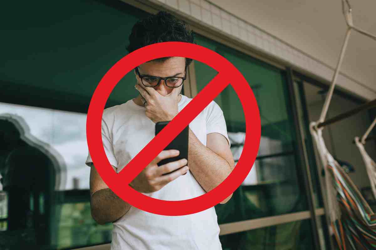 uomo guarda video con segno stop