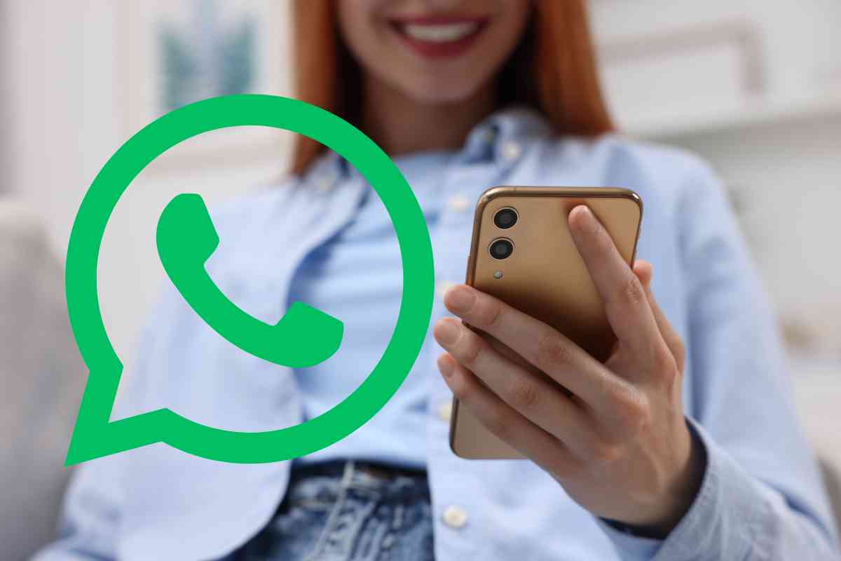 donna con telefono e logo whatsapp