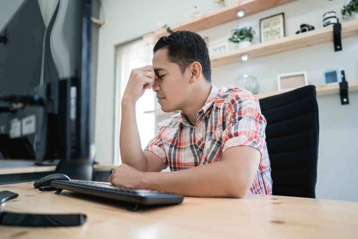 uomo triste davanti al pc