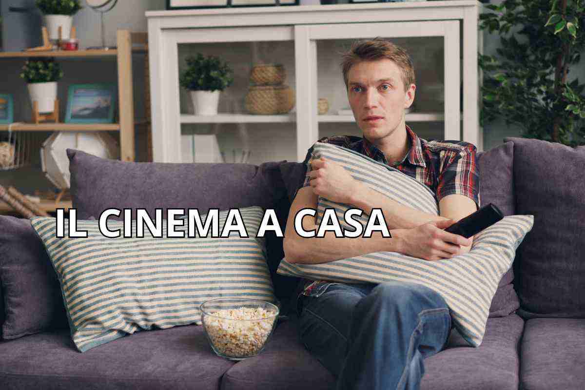 uomo sul divano guarda film