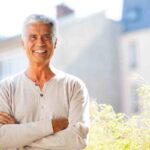 uomo anziano contento