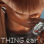 Donna con cuffie Nothing