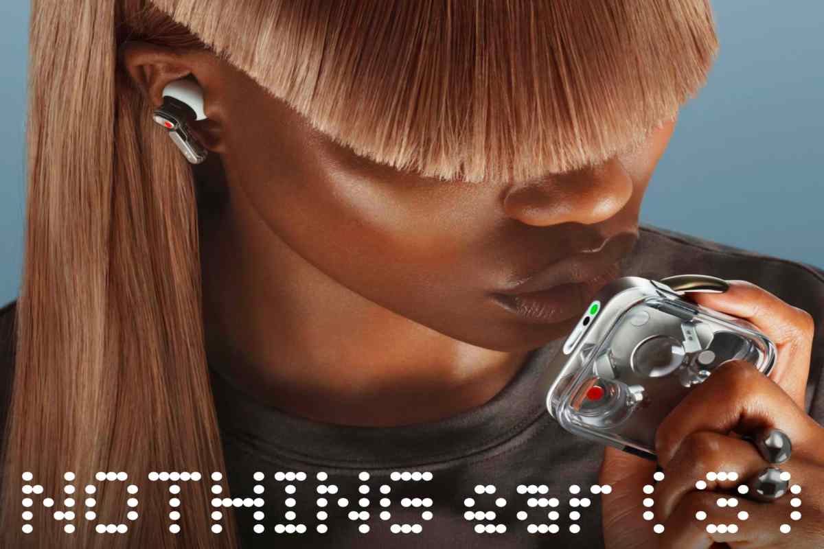 Donna con cuffie Nothing