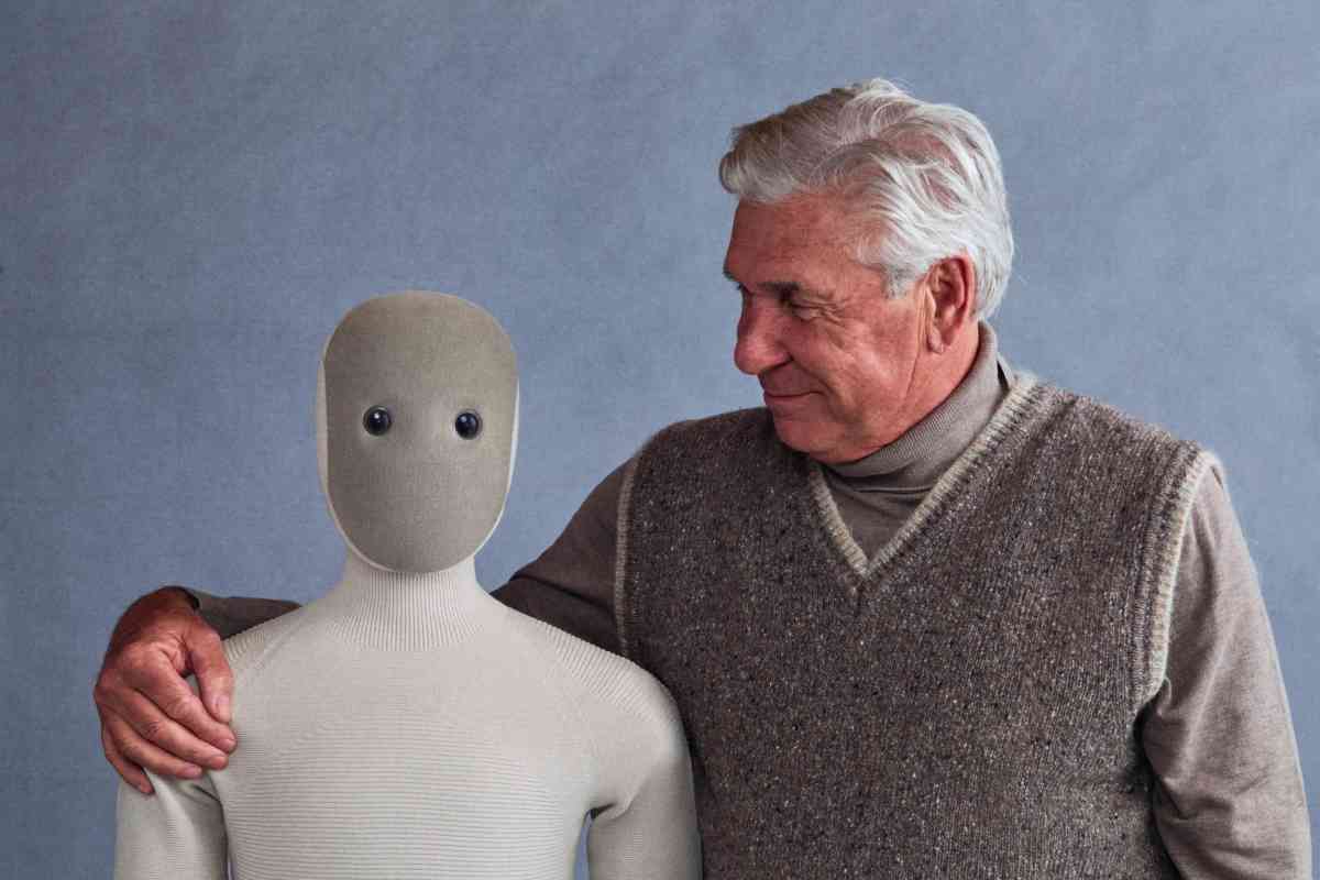 uomo anziano e robot di tessuto