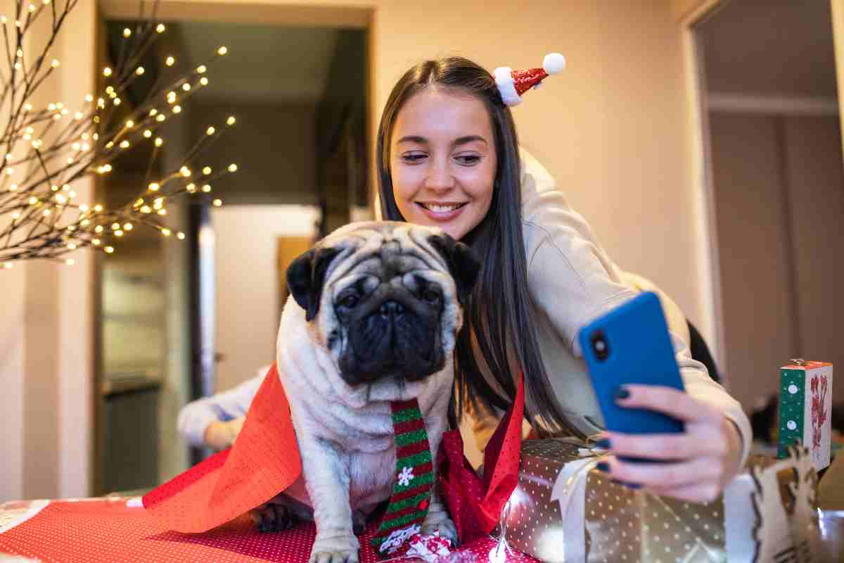 donna che gira un video con il cane