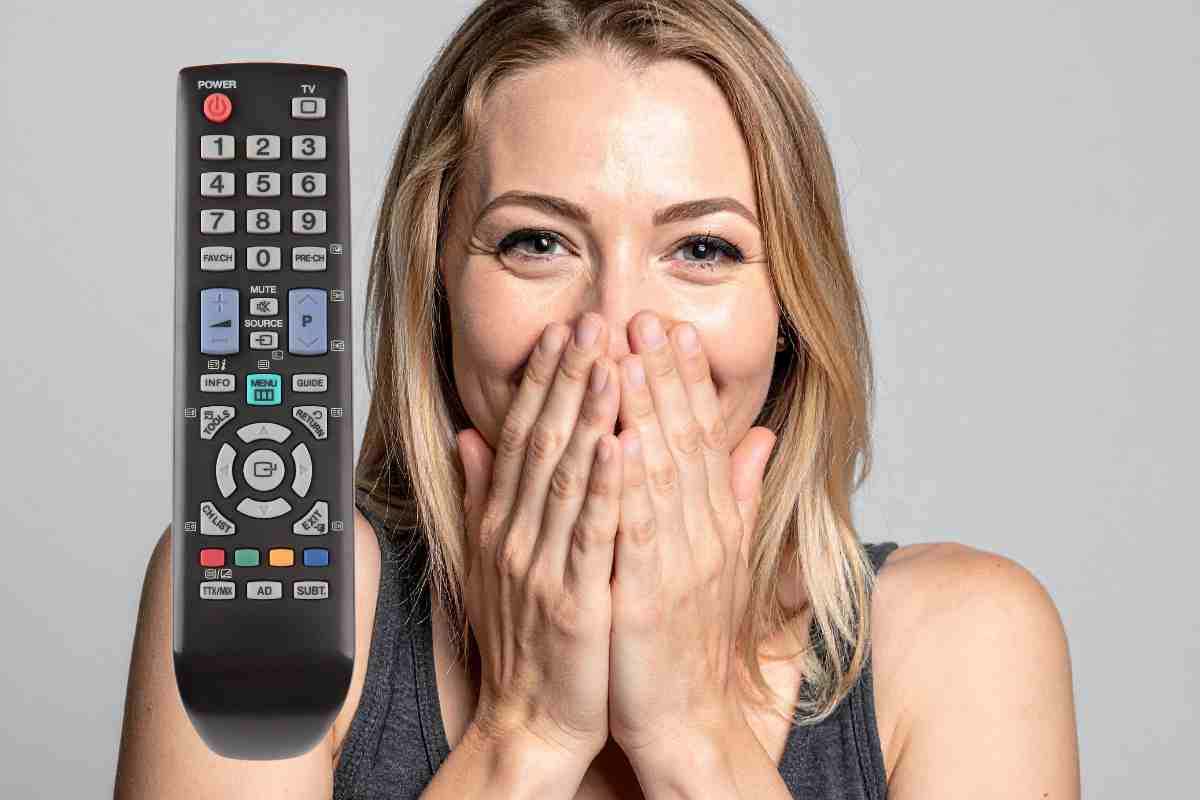 donna contenta con telecomando