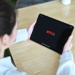 donna guarda netflix su tablet