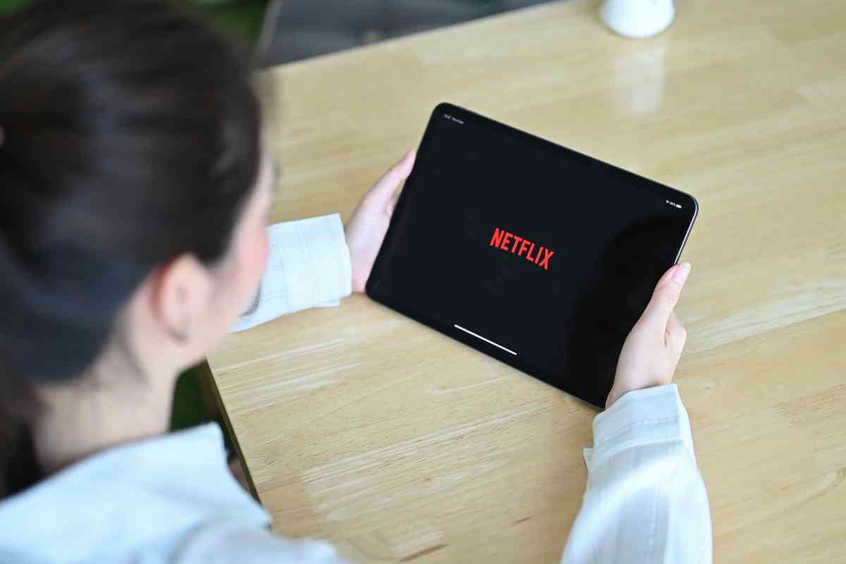 donna guarda netflix su tablet