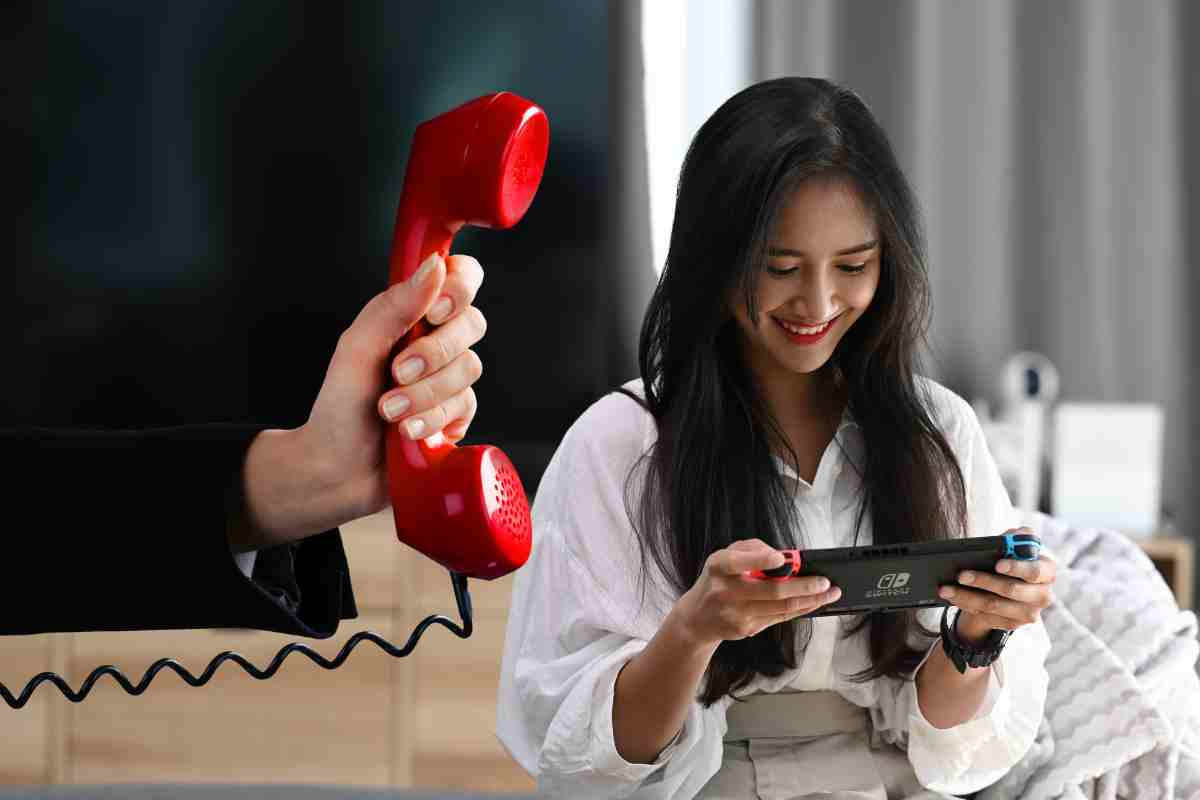 donna gioca con telefono e filo