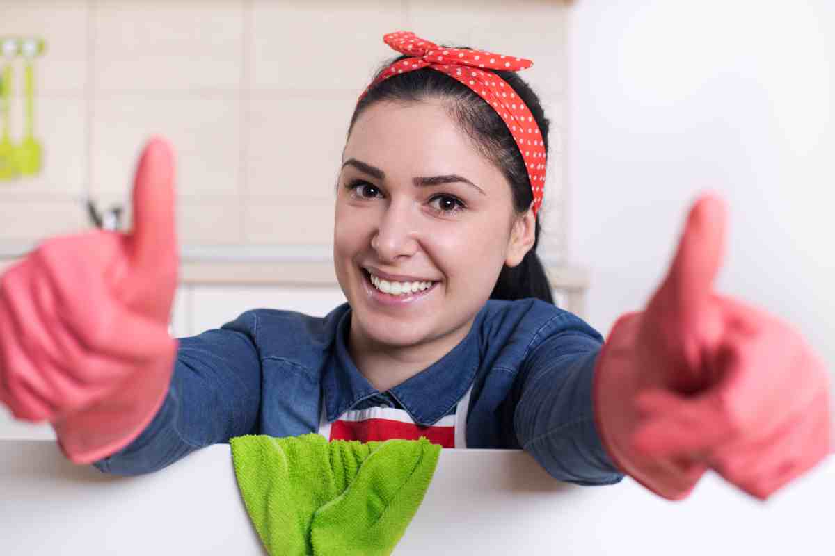 donna fa le pulizie