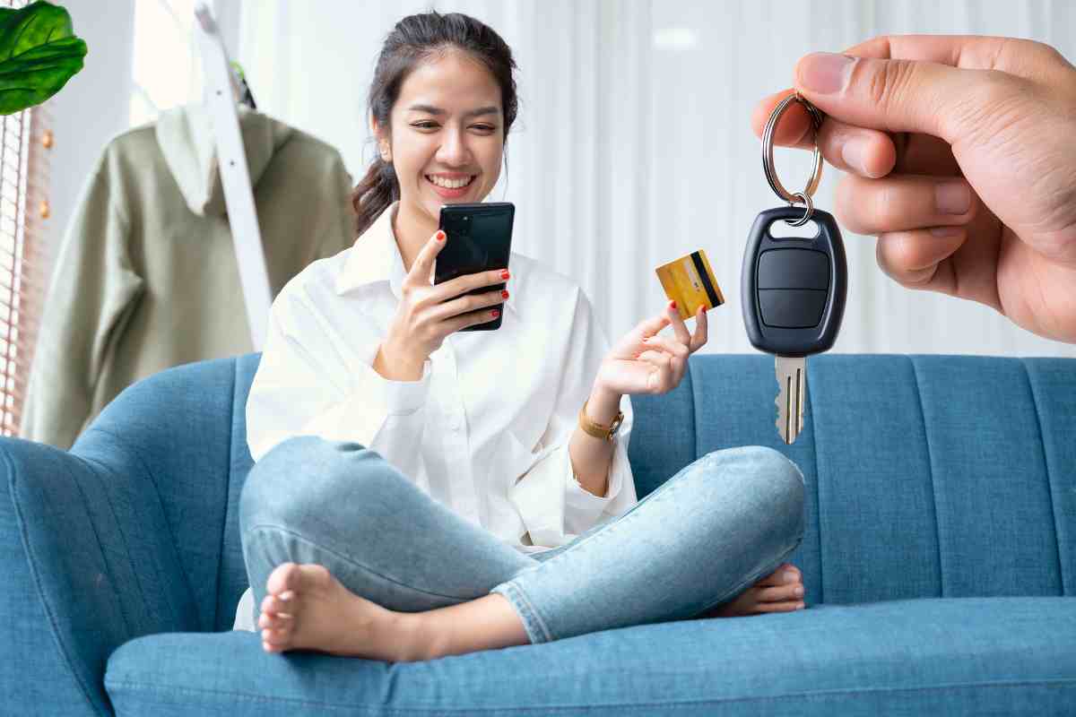 donna fa shopping online e riceve chiavi di una auto
